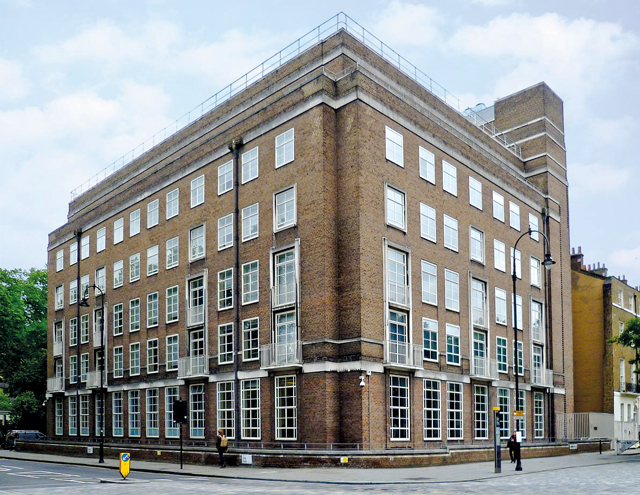 Aby Warburg. La bibliothèque Warburg est installée à Londres.