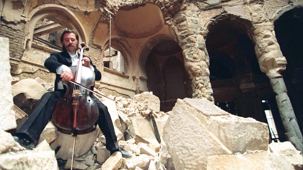 Les bibliothèques. Le violoncelliste Vedran Smailovic.