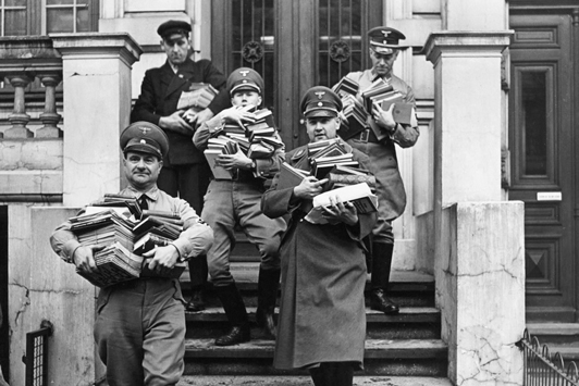 Les bibliothèques. Les nazis vont aussi méthodiquement piller les bibliothèques situées sur les territoires qu’ils occupent.