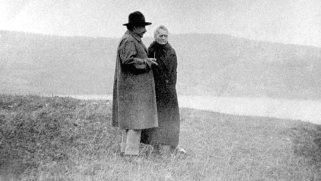 Albert Einstein et Marie Curie se retrouvent au bord du lac de Côme.
