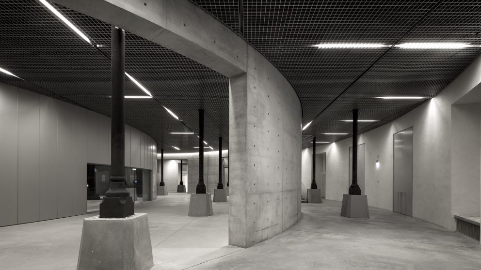 Le sous-sol du centre d’art met en scène les structures porteuses du bâtiment.