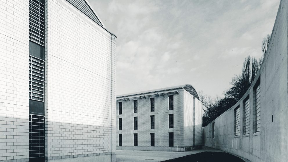 #135 – Architecture – La Tuilière est une prison mixte.