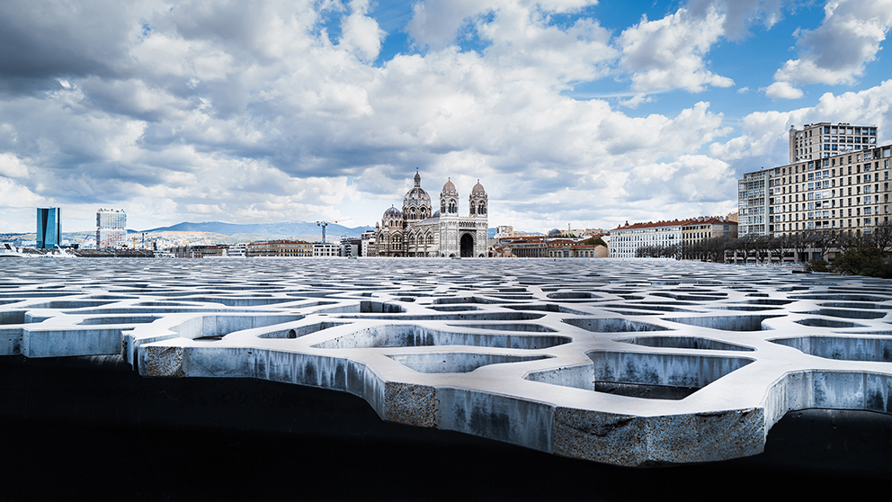 La cathédrale Sainte-Marie-Majeure avec le toit du Mucem.