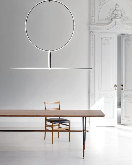 La suspension de la collection Arrangements, création du designer Michael Anastassiades