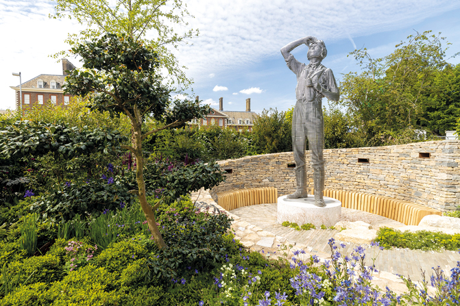 Le « RAF Benevolent Fund Garden » et sa statue d’aviateur.