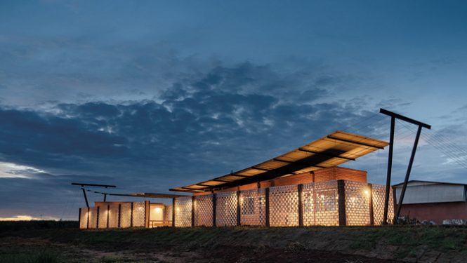 À Curuguaty, au Paraguay, l’agence Mínimo Común Arquitectura a construit ce bâtiment de bureaux en briques locales.