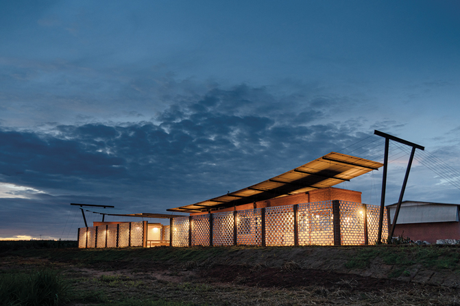 À Curuguaty, au Paraguay, l’agence Mínimo Común Arquitectura a construit ce bâtiment de bureaux en briques locales.