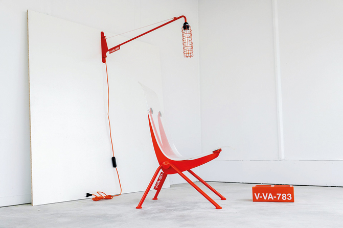 En 2019, Virgil Abloh revisitait certaines pièces du designer Jean Prouvé pour Vitra.