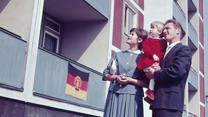 Une famille devant un Plattenbau.