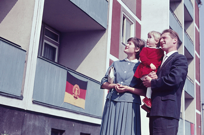 Une famille devant un Plattenbau.