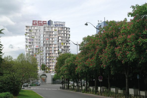 La tour de Bois-le-Prêtre à Paris.