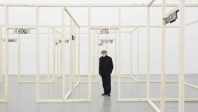 Michelangelo Pistoletto dans son installation exposée à l’ancienne usine Pastiglie Leone de Turin.