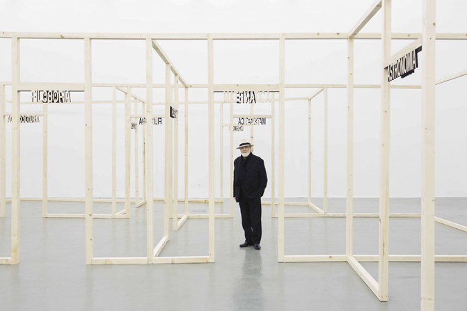 Michelangelo Pistoletto dans son installation exposée à l’ancienne usine Pastiglie Leone de Turin.