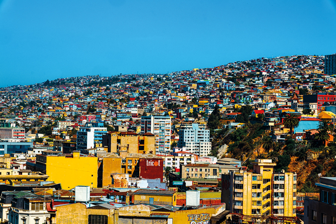 La ville de Valparaiso et ses constructions multicolores.