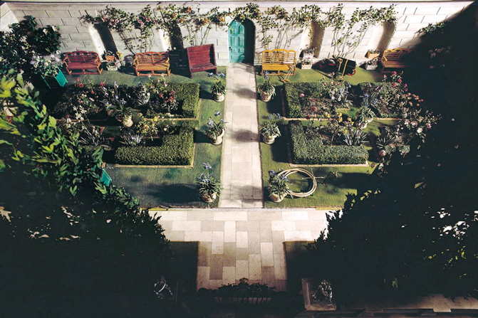 Le jardin miniature de la Queen Mary’s Dolls’ House.