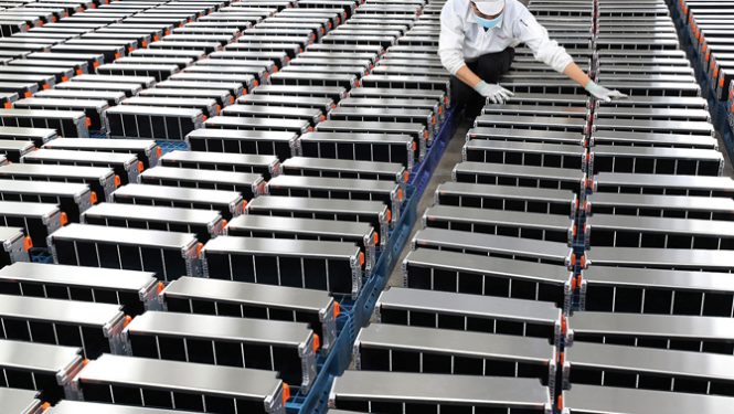 Un ouvrier dans une usine de batteries à Nankin, dans l’est de la Chine.