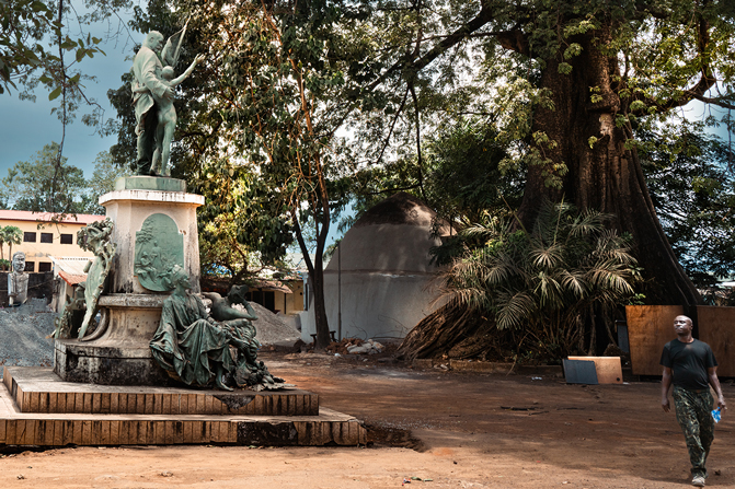 Le monument à la gloire du docteur Noël Ballay.