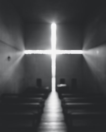 La croix qui surgit de l’église de la Lumière de Tadao Ando