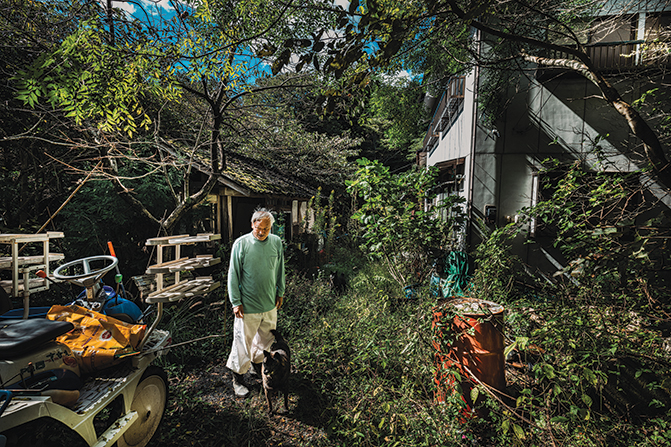 Naoto Matsumura, surnommé « Le dernier homme de Fukushima », dans son jardin.