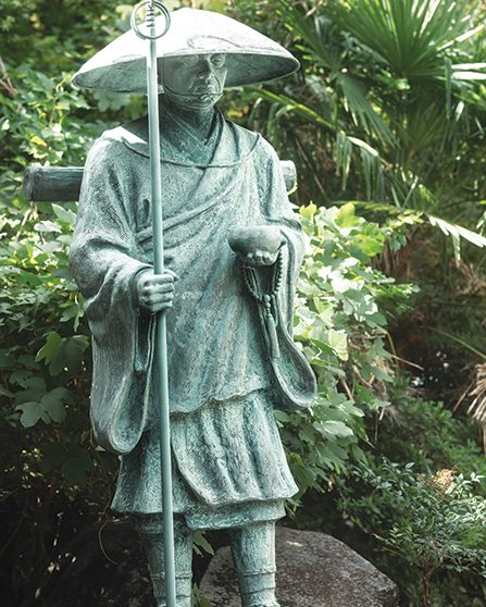 La statue d’un moine dans le cimetière de Tomioka.