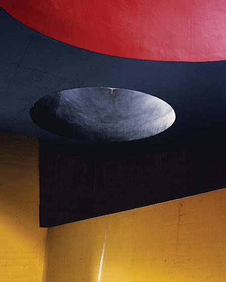 Un « canon de lumière » dans le couvent Sainte-Marie de la Tourette de Le Corbusier, 2007.