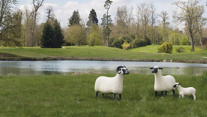 Les nouveaux moutons des Lalanne paissent à Versailles.