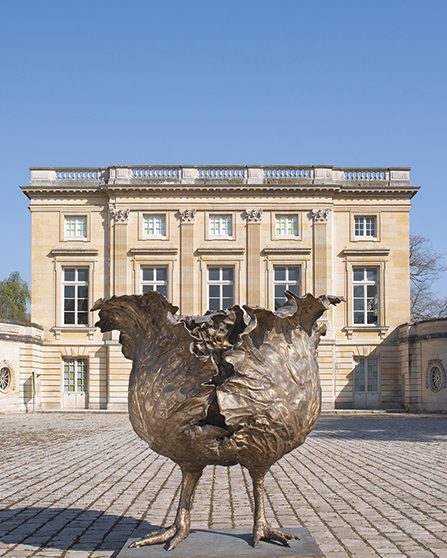 Choupatte dans l’exposition « Les Lalanne à Trianon » en 2020.