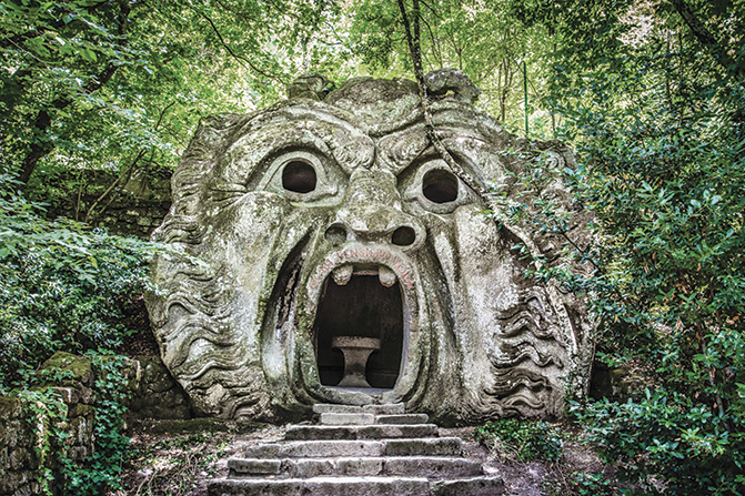 Une entrée monstrueuse du parc des monstres à Bomarzo.