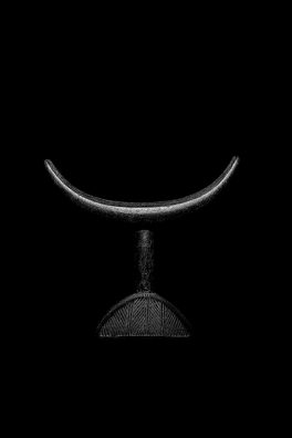 Un appui-nuque Teke de la République démocratique du Congo provenant de la collection du Musée Barbier-Mueller fait écho à « Intime Infini – Lune » du photographe.