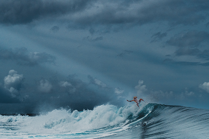 Un surfeur intrépide se mesure au monstre liquide.