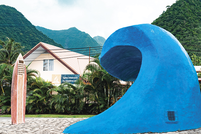 À Teahupo’o, la vague et le surf ne sont jamais très loin de la religion.
