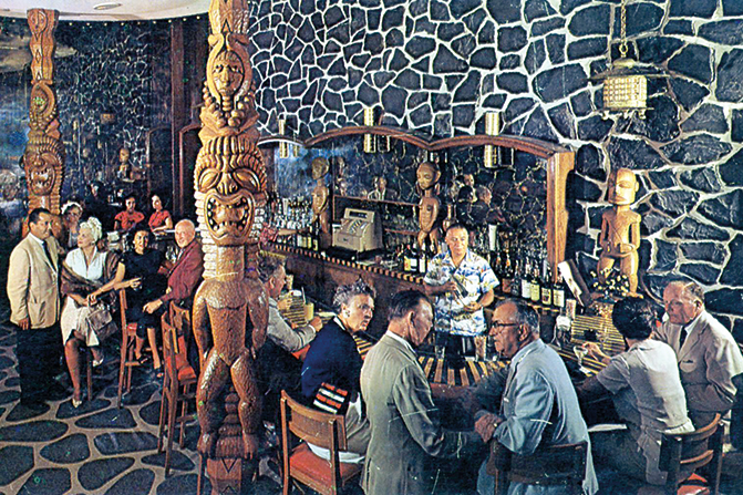 L’intérieur du Kon Tiki Bar en Floride.