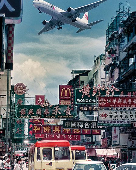 Un avion atterrissant à Kai Tak Airport à Hong Kong