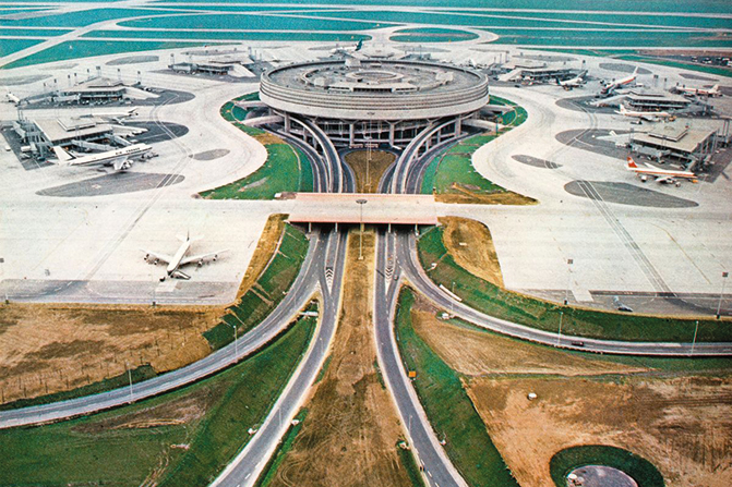 Vue aérienne du terminal 1 de Roissy-Charles-de-Gaulle (1967- 1974).